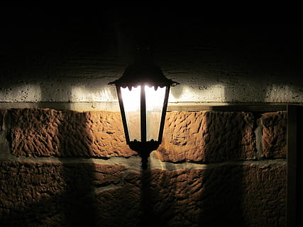 llum, llanterna, paret, il·luminació, nit, a l'aire lliure, il·luminació exterior, llum elèctrica, equips d’il·luminació, fosc, vell, il·luminat, funció de construcció de parets, a l'interior, bombeta, electricitat, cap gent, brillant, penjant, arquitectura, llum - fenomen natural, estructura construïda, naturalesa, ombra, primer pla, sostre, paret de pedra, 4K, CC0, domini públic, lliure de regalies