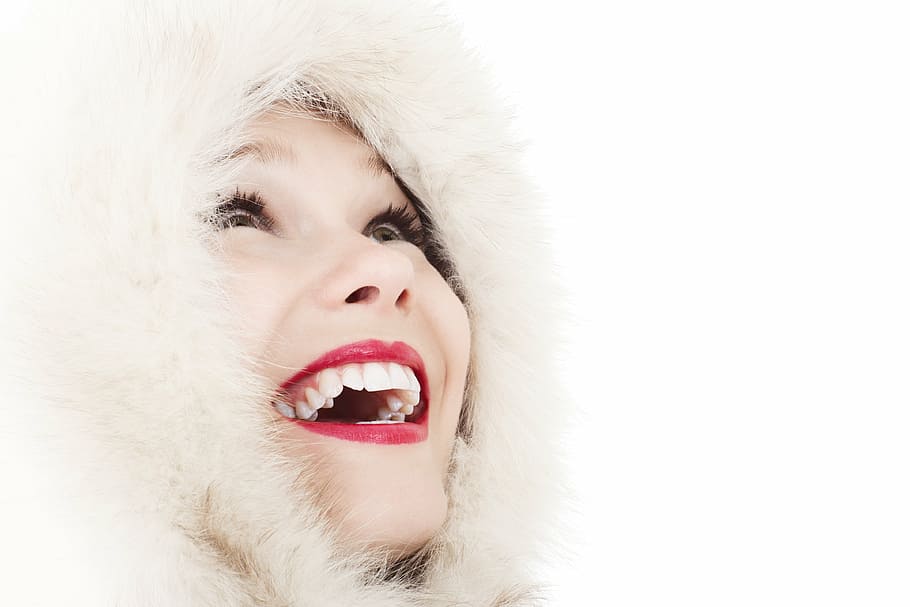 foto de dona, diversió, fred, elegància, cara, moda, femella, noia, somriu, senyora, llavis, mira, gent, persona, retrat, bonic, hivern, dona, pell, dones, ètnia caucàsica, una persona, somrient, rostre humà, bellesa, femelles, blanc, Nadal, alegre, tirada al cap, tir de l'estudi, fons blanc, part del cos, part del cos humà, Color blanc, boca, boca oberta, cabell, a l'interior, primer pla, temperatura de fred, còpia espai, nen, roba calenta, 4K