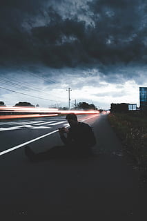 muž, sedící, vedle, silnice, světlo, temný, mrak, nebe, lidé, chlap, sama, provoz, ulice, auto, mrak - nebe, přeprava, skutečných lidí, způsob dopravy, motorové vozidlo, Příroda, muži, životního stylu, jedna osoba, město, architektura, venku, exteriér budovy, pozemního vozidla, podepsat, 5K
