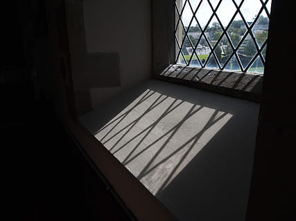 vindue, mønster, blyholdig, skygge, glas, dør, ingen mennesker, dag, indendørs, fængsel, sollys, mørk, arkitektur, sikkerhed, indgang, fravær, natur, beskyttelse, lukket, høj vinkel visning, 2K, CC0, offentligt domæne, royaltyfrie