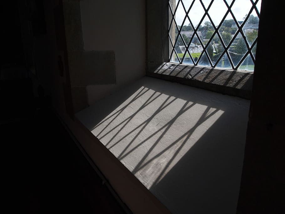 vindue, mønster, blyholdig, skygge, glas, dør, ingen mennesker, dag, indendørs, fængsel, sollys, mørk, arkitektur, sikkerhed, indgang, fravær, natur, beskyttelse, lukket, høj vinkel visning, 2K