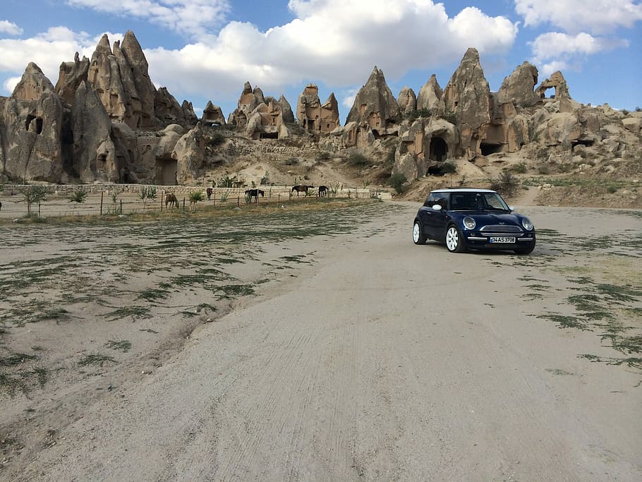 Kappadokien, mini, se, bil, transportmidler, rejse, dag, 4x4, udendørs, transportform, motor køretøj, rock formation, klippe, land køretøj, natur, jord, solid, rock-objekt, himmel, ikke-urbane scene, geologi, scenics - natur, rejsemål, skønhed i naturen, miljø, ingen mennesker, klima, tørt klima, formation, eroderet, 2K