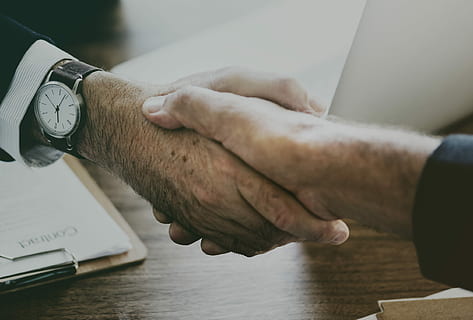 zwei, Menschen, zitternd, Hände, menschliche Hand, Hand, Computer, Männer, Zeit, Kommunikation, Technologie, Armbanduhr, sehen, menschliches Körperteil, kabellose Technologie, Laptop, Tabelle, drinnen, Geschäft, Verbindung, mit laptop, eine Person, Besetzung, menschliches Glied, 1080P, CC0, gemeinfrei, lizenzfrei