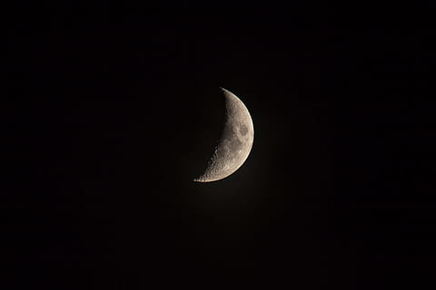 Halbmond Ansicht, schließen, Foto, Halbmond, Mond, Nacht-, Himmel, Astronomie, Mondoberfläche, planetarischer Mond, Mondlicht, Platz, Natur, Vollmond, dunkel, Meteorkrater, Blau, Schönheit in der Natur, ruhige Szene, Ruhe, Szenen - Natur, Weltraum und Astronomie, Flachwinkelansicht, keine Leute, Astrologie, kopieren sie platz, Wissenschaft, draußen, Finsternis, 5K, CC0, gemeinfrei, lizenzfrei
