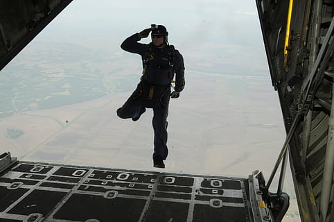 homem, pulando, aeronave, pára-quedismo, saltar, queda, paraquedismo, militares, Treinamento, Alto, pessoas, paraquedas, voar, céu, avião, marinha, sapos do pulo, selos, equipe, acrobacias, outono, uma pessoa, pessoas reais, dia, comprimento total, comunicação, Esportes extremos, natureza, modo de transporte, placa, arquitetura, estrutura construída, texto, estilos de vida, homens, ao ar livre, transporte, atividade de lazer, ar, 4K, CC0, domínio público, royalty free