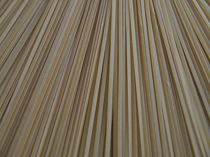 spaghetti, pasta, struttura, sfondi, modello, fotogramma intero, avvicinamento, nessuno, grande gruppo di oggetti, in casa, strutturato, abbondanza, Marrone, tessile, a strisce, natura morta, astratto, ripetizione, giorno, copia spazio, carta, bambù - materiale, industria, foglia di palma, 4K, CC0, dominio pubblico, privo di copyright