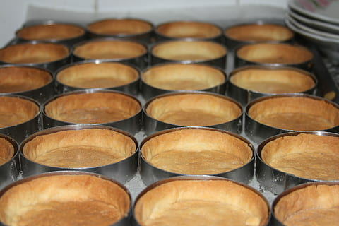 tarta, postre, fondo, pegar, dulce, adentro, en una fila, comida y bebida, nadie, negocio, abundancia, gran grupo de objetos, industria de alimentos y bebidas, de cerca, circulo, comida, fotograma completo, preparación, forma, orden, forma geometrica, cuarto doméstico, centrarse en primer plano, material de madera, industria, limpiar, comida francés, 5K, CC0, dominio público, libre de derechos