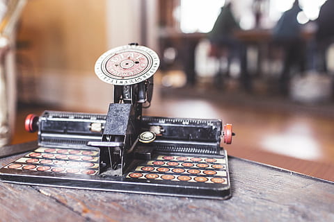 antic, tastatură, vechi, maşină de scris, mașini, stil retro, de modă veche, în interior, masa, a închide, nici o persoana, echipament, lemn - material, să se concentreze asupra primelor elemente, tehnologie, selectiv, metal, mașină, natură moartă, zi, 5K, CC0, domeniu public, fără drepturi de autor