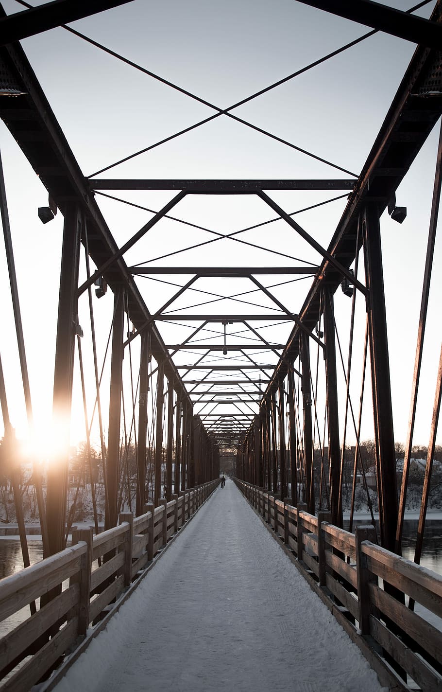 grå, Brun, dockbro, dag tid, beton, hængebro, hvid, himmel, bro, struktur, Sky, solnedgang, solopgang, vejen frem, retning, forbindelse, faldende perspektiv, bygget struktur, arkitektur, transportmidler, bro - menneskeskabt struktur, metal, natur, ingen mennesker, forsvindingspunkt, udendørs, dag, sollys, gangbro, vej, lang, 5K