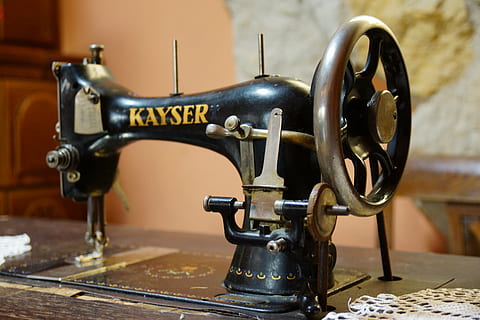 syning, maskine, gammel, skrædder, tekstil, håndværk, symaskine, tøj, mode, maskineri, tråd, syål, materiale, tekstilindustrien, industri, værksted, indendørs, udstyr, tæt på, fokus på forgrunden, teknologi, metal, antik, produktionsudstyr, træ - materiale, forbindelse, arkitektur, 5K