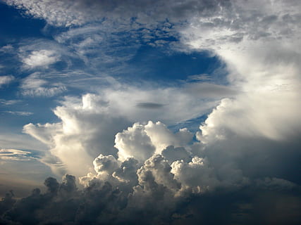 udara, melihat, awan, kumulus, dramatis, putih, biru, langit, cuaca, suasana, awan - langit, latar belakang, cloudscape, langit yang dramatis, alam, angin, pemandangan, keindahan di alam, scenics - alam, ketenangan, sinar matahari, tidak ada orang, adegan yang tenang, lingkungan Hidup, mendung, warna putih, di luar rumah, meteorologi, terang, kelembutan, iklim, 2K, CC0, domain publik, bebas royalti
