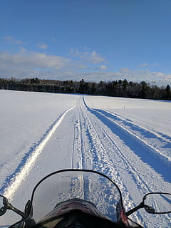 snescooter, slæde, sne, kold temperatur, vinter, transportmidler, vejr, natur, himmel, transportform, dag, hvid farve, scenics - natur, ingen mennesker, dækker, land køretøj, træ, bil, skønhed i naturen, miljø, Mark, ikke-urbane scene, faldende perspektiv, snedækket bjerg, 4K, CC0, offentligt domæne, royaltyfrie