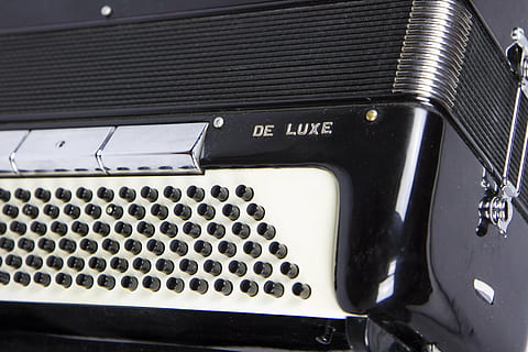 Mundharmonika, Fall, Instrument, alt, Volk, traditionell, Land musik, de luxe, keine Leute, Nahansicht, Metall, drinnen, Technologie, Maschinen, Musik-, Haushaltsausstattung, schwarze Farbe, Hintergründe, Muster, Kunst, Kultur und Unterhaltung, Ausrüstung, Kommunikation, silberfarben, Text, westliche Schrift, Vollbild, Retro-Stil, Bühne, 5K, CC0, gemeinfrei, lizenzfrei