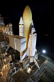 raket, lancering, Discovery Space Shuttle, uitrollen, lanceerplatform, pre-launch, nacht, astronaut, missie, exploratie, ruimteschip, vlucht, verlicht, industrie, technologie, architectuur, vervoer, fabriek, geen mensen, wijze van transport, luchtvoertuig, metaal, ingebouwde structuur, buitenkant van het gebouw, vliegtuig, buitenshuis, natuur, gebouw, machinerie, fabricage-apparatuur, hemel, Luchtvaartindustrie, industrieel materiaal, 2K, CC0, publiek domein, royaltyvrij