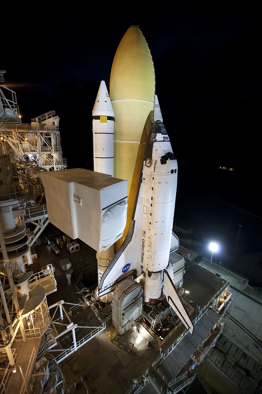 Rakete, starten, Discovery Space Shuttle, ausrollen, Startrampe, vor der Markteinführung, Nacht-, Astronaut, Mission, Erkundung, Raumschiff, Flug, beleuchtet, Industrie, Technologie, die Architektur, Transport, Fabrik, keine Leute, Transportmittel, Luftfahrzeug, Metall, gebaute Struktur, Gebäudehülle, Flugzeug, draußen, Natur, Gebäude, Maschinen, Herstellungsausrüstung, Himmel, Luft-und Raumfahrtindustrie, industrielle Ausrüstung, 2K