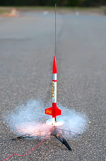 foguete iluminado, passatempo, foguete, modelo, lançamento, Ciência, voar, asfalto, crianças, jogos, Toque, Tempo, Educação, vermelho, dia, ao ar livre, agua, focar em primeiro plano, ninguém, placa, estrada, comunicação, orientação, transporte, segurança, Cone de tráfego, cone, sinal de aviso, natureza, cidade, direção, fechar-se, rua, concreto, 1080P, CC0, domínio público, royalty free