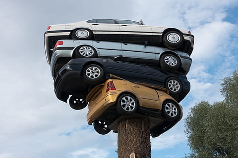 stak, fire, biler, Brun, træ-, bagagerum, auto, installation, kunst, stablet, log, installation, kunst, himmel, bil, transportmidler, udendørs, sky - himmel, lav vinkel visning, ingen mennesker, dag, træ, natur, tid, ur, plante, arkitektur, bygget struktur, transportform, blå, træ - materiale, nummer, teknologi, 5K, CC0, offentligt domæne, royaltyfrie