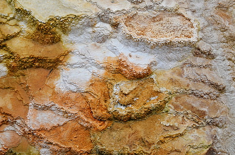 antenne, fotografie, steenformaties, structuur, gestructureerd oppervlak, oppervlakte, yellowstone, mammoet hete lente, Wyoming, minerale formatie, natuur, rotsachtig, oranje, geen mensen, achtergronden, volledig kader, solide, detailopname, architectuur, rock - object, ingebouwde structuur, patroon, rots, muur - bouwfunctie, getextureerde, buitenshuis, oud, geschiedenis, marmeren, verweerde, gemarmerd effect, kunst en ambacht, 4K, CC0, publiek domein, royaltyvrij