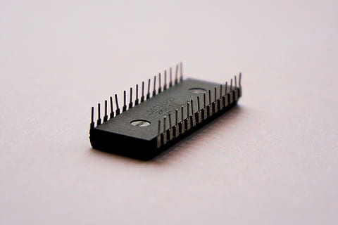 32-pin, 32-pin ic, kłamstwo, biały, powierzchnia, żeton, czip komputerowy, Baran, to, sklep, miejsca na dysku, moc obliczeniowa, sieć, sprzęt komputerowy, Internet, kalkulator, przetwarzanie danych, komputer, serwer, sprzęt, zbliżenie, wewnątrz, studio strzał, połączenie, żadnych ludzi, technologia, białe tło, kopia przestrzeń, martwa natura, pojedynczy obiekt, wyposażenie komputera, metal, część komputerowa, porozumiewanie się, skupić się na pierwszym planie, wysoki kąt widzenia, stół, z rzędu, 4K, CC0, domena publiczna, darmowe zdjęcia