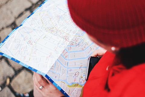 Person, suchen, Karte, Weiß, Gitter, lesen, Blau, rot, Jacke, Hut, führen, hat verloren, Mädchen, aussehen, Stadt, Straße, iphone, google Karte, gefunden, reisender, Welt, Nederland, Menschen, Männer, Erwachsene, Kleidung, halten, High Angle View, zwei Menschen, junger Erwachsener, menschliches Körperteil, Hand, Aktivität, Nahansicht, menschliche Hand, Tag, junge Männer, Richtung, Kommunikation, Design-Profi, 5K, CC0, gemeinfrei, lizenzfrei