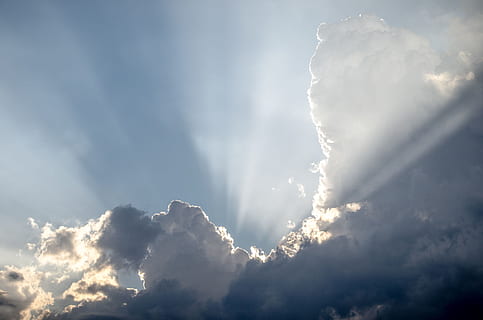 himmel, skyer, sol, ray, blå, lysstråle, blå himmel, solstråle, baggrundsbelysning, sky - himmel, skønhed i naturen, scenics - natur, lav vinkel visning, natur, cloudscape, ingen mennesker, sollys, udendørs, ro, dag, baggrunde, dramatisk himmel, storm, ærefrygt, meteorologi, 2K, CC0, offentligt domæne, royaltyfrie