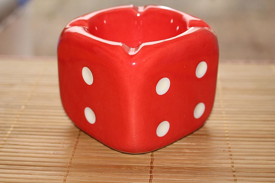 Aschenbecher, Würfel, gestalten, Quadrat, rot, Würfelform, Holz - Material, keine Leute, Nahansicht, drinnen, Tabelle, Fokus auf den Vordergrund, Stillleben, Herzform, einzelnes Objekt, Kunst und Handwerk, Design, Bodenbelag, Kunst, Tupfen, Liebe, Muster, Essen und Trinken, 5K