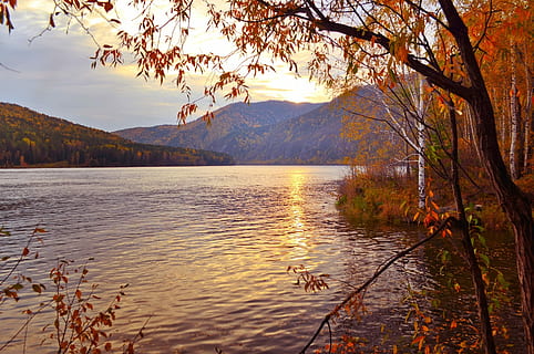 fotografia de paisatge, llac, envoltat, arbres, muntanya, fons, durant el dia, muntanyes, posta de sol, tarda, bosc, riu, tardor, setembre, sol, núvols, arbre, escenics, naturalesa, aigua, tranquil·litat, bellesa a la natura, escenics - natura, escena tranquil·la, planta, cel, cap gent, reflexió, escena no urbana, Serra, idíl·lic, a l'aire lliure, dia, canvi, 1080P, CC0, domini públic, lliure de regalies