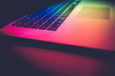 sort, grå, bærbar computer, bærbar, æble, macbook, computer, browser, forskning, undersøgelse, skole, forretning, arbejde, teknologi, indendørs, meddelelse, trådløs teknologi, computerudstyr, studio skud, ingen mennesker, forbindelse, kopiere plads, tæt på, computer tastatur, lyserød farve, rød, internet, kunstkultur og underholdning, enkelt objekt, tastatur, selektiv fokusering, elektrisk udstyr, computer nøgle, 5K, CC0, offentligt domæne, royaltyfrie