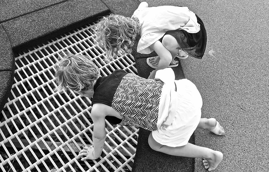 fotografia en escala de grisos, dos, nen, nens, explorant, mirant, jugar, amics, vista d’angle alt, dues persones, infància, adult, unió, longitud completa, gent, dia, a l'aire lliure, només adults, persones reals, una persona, activitat d'oci, estils de vida, roba casual, noies, assegut, dones, femelles, emoció, llum solar, roba, tres quarts de longitud, emoció positiva, 4K