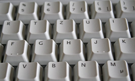 flach, Foto fokussieren, Tastaturtasten, Tastatur, Briefe, Computer, Wort, Technologie, Vollbild, keine Leute, Kommunikation, Text, Brief, Computerausrüstung, Computer Tastatur, drinnen, Computerschlüssel, Nahansicht, Computerteil, High Angle View, weiße Farbe, Verbindung, Alphabet, Hintergründe, Nummer, 2K, CC0, gemeinfrei, lizenzfrei