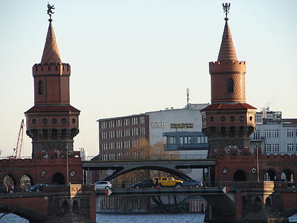 Berlín, oberbaumbrücke, pont, estructures, arquitectura, pont - estructura feta per l'home, exterior de l'edifici, ciutat, destinacions de viatge, estructura construïda, edifici, cel, torre, religió, connexió, creença, espiritualitat, lloc de culte, turisme, naturalesa, viatjar, alta - alta, arc, fletxa, a l'aire lliure, cap gent, canal, pont d’arc, 2K, CC0, domini públic, lliure de regalies