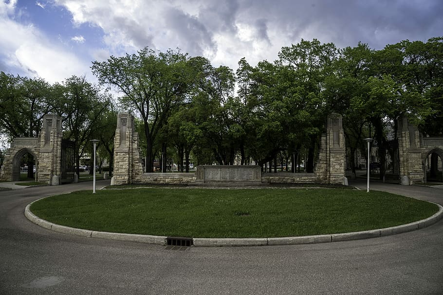 frontal, Sant Andreu, universitat, cercle, la universitat de Sant Andreu, saskatoon, educació, porta, domini públic, teologia, arbres, universitat saskatchewan, arbre, arquitectura i edificis, aigua, cap gent, dia, a l'aire lliure, cel, planta, núvol - cel, herba, naturalesa, arquitectura, estructura construïda, color verd, parc, creixement, història, parc - l'home va fer espai, el passat, exterior de l'edifici, destinacions de viatge, escultura, 5K