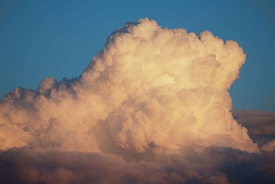 Wolke, Wolkenberg, Kumulus, Natur, Himmel, Abend, Dämmerung, wolke - himmel, keine Leute, Schönheit in der Natur, Geologie, Blau, draußen, Szenen - Natur, Tag, Umgebung, Kraft in der Natur, Rock, Hintergründe, Rauch - physische Struktur, Leistung, Ruhe, Nicht-städtische Szene, Betrachtung, 5K