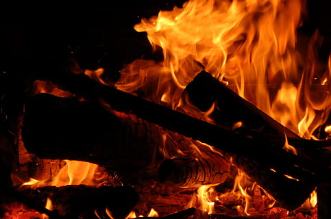 foc, foguera, flames, lena, foc - fenomen natural, flama, calor - temperatura, cremant, vermell, primer pla, groc, llar de foc, material de fusta, brillant, color taronja, imatge en color, infern, registre, naturalesa, fusta, moviment, campament, llenya, cap gent, comunicació, signe, nit, 1080P, CC0, domini públic, lliure de regalies