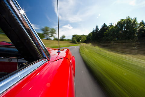 foto de lapso de tempo, clássico, vermelho, carro, corrida, concreto, estrada, auto, dirigir, girar, oldtimer, conversível, clima, ensolarado, caloroso, curvas, panorama, céu, Prado, idílico, movimento, Rapidez, transporte, veículo terrestre, dirigindo, ao ar livre, movimento borrado, modo de transporte, plantar, dia, árvore, natureza, ninguém, em movimento, veículo motorizado, luz solar, esporte, 1080P, CC0, domínio público, royalty free