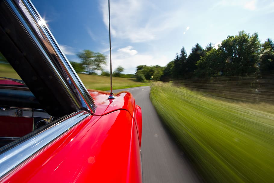 foto de lapse de temps, clàssic, vermell, cotxe, corrent, concret, carretera, automàtic, conduir, girar, oldtimer, convertible, temps, assolellat, càlid, corbes, paisatge, cel, prat, idíl·lic, moviment, velocitat, transport, vehicle terrestre, a l'aire lliure, moviment borrós, manera de transport, planta, dia, arbre, naturalesa, cap gent, en moviment, automòbil, llum solar, esport, 1080P