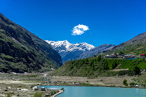 peisaj, natură, cer, apă, calm, nori, lumina zilei, deal, lac, Munte, în aer liber, agrement, pitoresc, zăpadă acoperită de munte, vară, turism, oraș, călătorie, copaci, vale, de munte, scenice - natura, zăpadă, frumusețe în natură, teren, plantă, mediu inconjurator, albastru, copac, temperatura rece, nici o persoana, iarnă, Brad, o scenă liniștită, un munte acoperit de zăpadă, conifer, varf de munte, pini de pădure, 5K, CC0, domeniu public, fără drepturi de autor