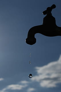 Wasserhahn, fallen, Sol, Himmel, Sommer-, Silhouette, Wasser, Bewegung, in der Luft, Spritzendes Tröpfchen, Natur, keine Leute, Reinheit, draußen, Flachwinkelansicht, Blau, Tag, Nahansicht, plantschen, Fokus auf den Vordergrund, nass, wolke - himmel, Hochgeschwindigkeitsfotografie, 1080P, CC0, gemeinfrei, lizenzfrei