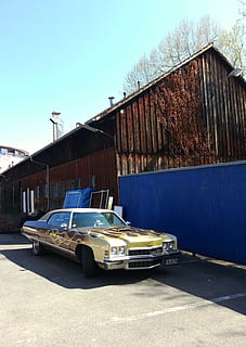 Cadillac, Oldtimer, Auto, klassisch, Fahrzeug, gebaute Struktur, Gebäudehülle, die Architektur, Kraftfahrzeug, Transport, Transportmittel, klarer Himmel, Himmel, Tag, Gebäude, Landfahrzeug, Blau, Natur, keine Leute, Sonnenlicht, Stadt, Straße, Haus, Garage, 2K, CC0, gemeinfrei, lizenzfrei