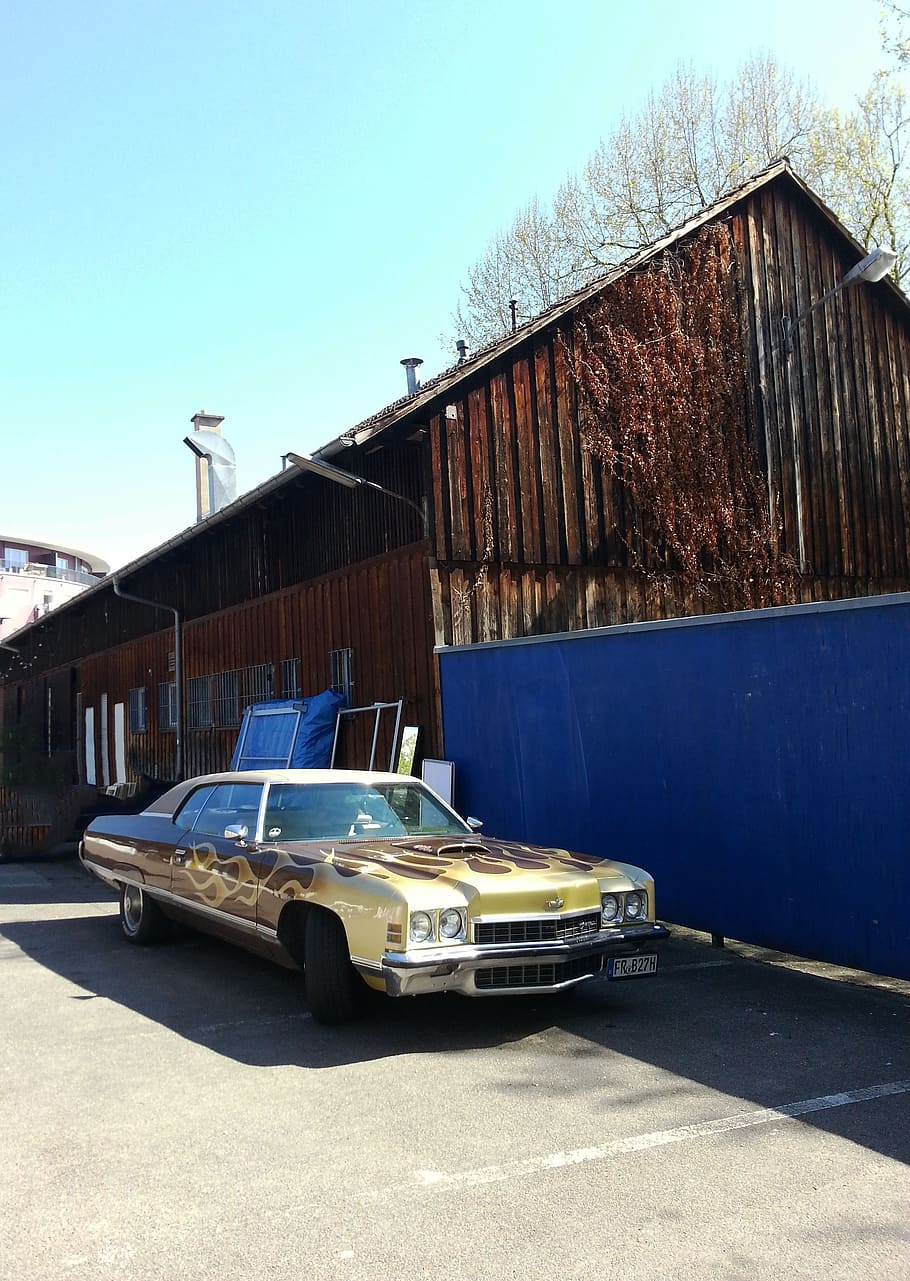 Cadillac, oldtimer, automàtic, clàssic, cotxe d'època, vehicle, estructura construïda, exterior de l'edifici, arquitectura, automòbil, transport, manera de transport, cotxe, cel clar, cel, dia, edifici, vehicle terrestre, blau, naturalesa, cap gent, llum solar, ciutat, carrer, casa, carretera, garatge, 2K