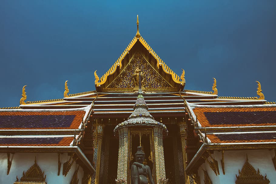 ampli, tir en angle, clàssic, vell, temple, capital, gran angle, tir, bangkok, Tailàndia, arquitectura, budisme, asia, construcció de temples, menjar, cultures, religió, Buda, pagoda, lloc famós, espiritualitat, antic, cultura tailandesa, palau, sostre, història, color daurat, exterior de l'edifici, estructura construïda, or, creença, edifici, lloc de culte, cel, vista d’angle baix, destinacions de viatge, cap gent, ciutat, naturalesa, dia, a l'aire lliure, ornamentat, fletxa, 4K