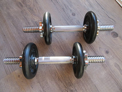 závaží, vzpírání, silný, praxe, liber, gravitace, vlak, zdatnost, činka, kov, síla, cvičení, sport, nikdo, svalové stavět, hmotnost, sportovní trénink, silový trénink, cvičební zařízení, zdravý životní styl, uvnitř, dřevo - materiál, sportovní vybavení, těžký, detail, dřevo, životního stylu, stříbrné barvy, 5K, CC0, veřejná doména, bez autorských práv