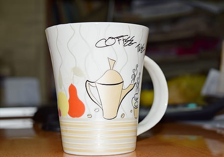 Tasse, Frühstück, Kaffee, Tee, Getränk, Pause, Teezeit, Kaffeezeit, keine Leute, Tabelle, Fokus auf den Vordergrund, Essen und Trinken, Tag, Kunst und Handwerk, Kreativität, drinnen, Darstellung, Zeichnung - Kunstprodukt, Stillleben, Becher, weiße Farbe, Kunst, Nahansicht, Kaffeetasse, Wohngebäude, menschliche Darstellung, 1080P, CC0, gemeinfrei, lizenzfrei