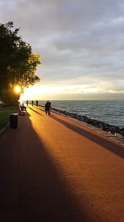 evian, banys, posta de sol, caure, banys evian, mar, naturalesa, cel, núvol - cel, platja, aigua, horitzó sobre l’aigua, horitzó, persones reals, terra, escenics - natura, transport, bellesa a la natura, arbre, carrer, el camí a seguir, planta, direcció, a l'aire lliure, 4K, CC0, domini públic, lliure de regalies