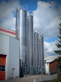 silo, industria, memoria, almacenamiento, acero inoxidable, cilindro, cielo, fábrica, arquitectura, nube - cielo, estructura construida, tanque de almacenamiento, exterior del edificio, día, nadie, naturaleza, vista de ángulo bajo, Compartimiento de almacenaje, generación de combustible y energía, al aire libre, metal, luz del sol, edificio industrial, color plateado, planta química, tanque de almacenamiento de combustible, acero, aleación, 4K, CC0, dominio público, libre de derechos