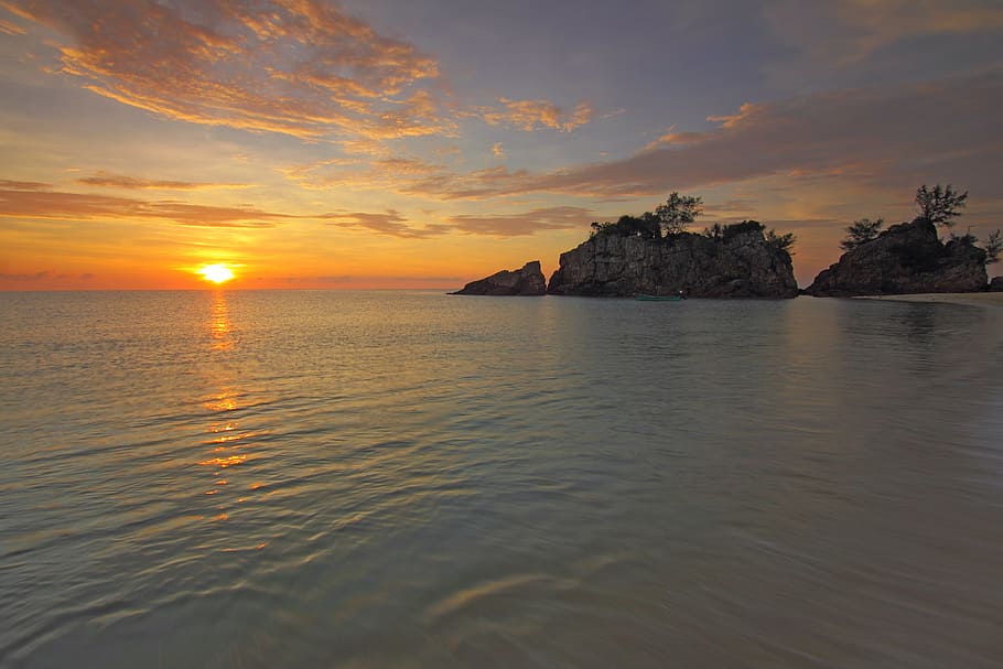 mar, alba, naturalesa, cel, calma, penya-segats, núvols, dramàtica, vespre, idíl·lic, oceà, pacífica, reflexió, ondulacions, escènic, sortida del sol, posta de sol, tranquil, aigua, escenics - natura, bellesa a la natura, tranquil·litat, escena tranquil·la, núvol - cel, terra, rock, platja, davant del mar, horitzó, rock - object, horitzó sobre l’aigua, cap gent, a l'aire lliure, 4K