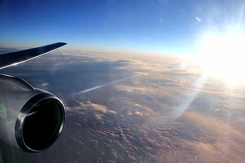avió, hèlix, motor, ala, l'avió, cel, oest, paisatge, turbina, transport, volant, vista aèria, a l'aire, vehicle aeri, manera de transport, núvol - cel, viatjar, ala dels avions, naturalesa, llum solar, viatge, escenics - natura, cap gent, motor de reacció, bellesa a la natura, moviment, sol, flare de la lent, a l'aire lliure, indústria aeroespacial, a dalt, 4K, CC0, domini públic, lliure de regalies