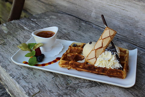 cialda, chalet, cloudberry, cibo e bevande, cibo, pronto a mangiare, freschezza, tavolo, legno - materiale, piatto, indulgenza, natura morta, cibo dolce, vista dall'alto, nessuno, porzioni, mangiare malsano, dolce, avvicinamento, bere, tentazione, vassoio, spuntino, vasellame, 5K, CC0, dominio pubblico, privo di copyright