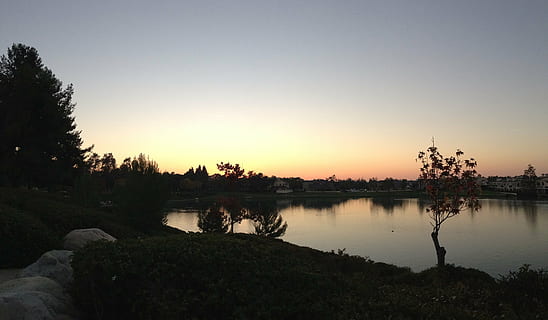 puesta de sol, calma, naturaleza, cielo, agua, fondo del atardecer, paisaje, paz, al aire libre, oscuridad, silueta, reflexión, tranquilo, lago, árbol, tranquilidad, belleza en la naturaleza, planta, paisajes - naturaleza, escena tranquila, cielo limpio, roca - objeto, copia espacio, rock, idílico, 4K, CC0, dominio público, libre de derechos