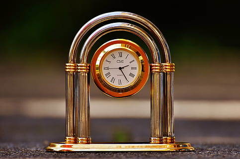 Uhr, Standuhr, dekorativ, Zeiger, Zeit, Tischuhr, golden, Zeit des, römische Zahlen, altmodisch, Antiquität, einzelnes Objekt, Retro-Stil, keine Leute, goldfarben, Nahansicht, Tag, draußen, Richtigkeit, Nummer, Instrument der Zeit, Stillleben, Kreis, sehen, Technologie, Fokus auf den Vordergrund, Taschenuhr, Geometrische Figur, drinnen, Uhrzeiger, Ziffernblatt, Minutenzeiger, 5K, CC0, gemeinfrei, lizenzfrei